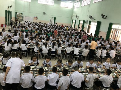 Trường Tiểu học Hòa Phú tổ chức học 2 buổi / ngày và bán trú cho học sinh khối 1