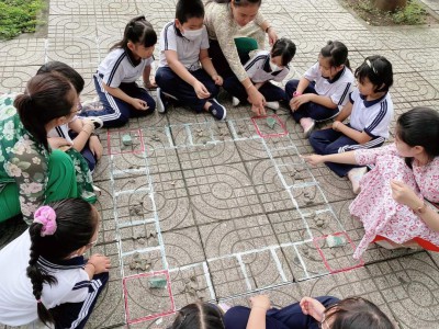 Liên đội Trường Tiểu học Hoà Phú thực hiện công trình "Vì đàn em thân yêu" với mô hình "Giờ ra chơi trải nghiệm".
