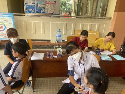 Trường Tiểu học Hoà Phú phối hợp Trạm y tế Phường Hoà Phú tổ chức khám sức khoẻ cho học sinh đợt 1 năm học 2022-2023.