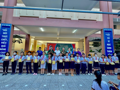 Liên Đội Tiểu học Hòa Phú tổ chức tuyên truyền kỉ niệm 79 năm ngày thành lập Quân Đội Nhân Dân Việt Nam