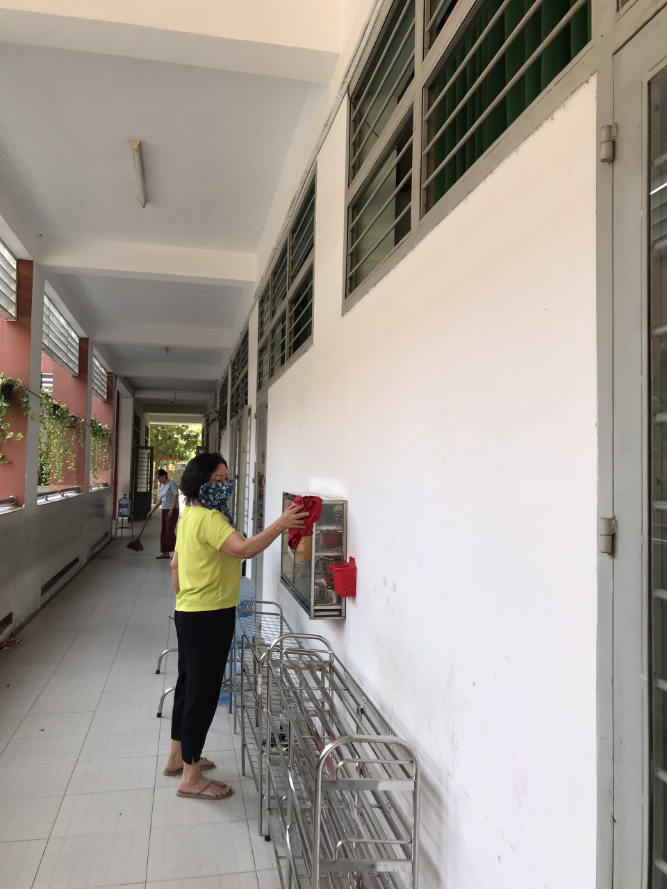 Trường TH Hòa Phú: Vệ Sinh - Khử Khuẩn Phòng Và Chóng Dịch Cúm Corona