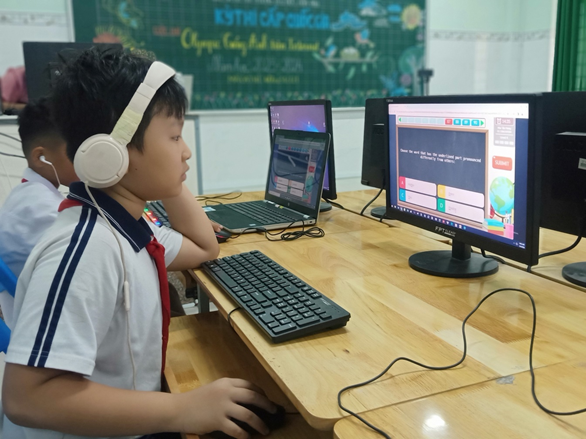 Trường Tiểu học Hòa Phú đã tổ chức kỳ thi Olympic tiếng Anh trên Internet (IOE) cấp quốc gia năm học 2023-2024 cho học sinh khối lớp 4 và 5.