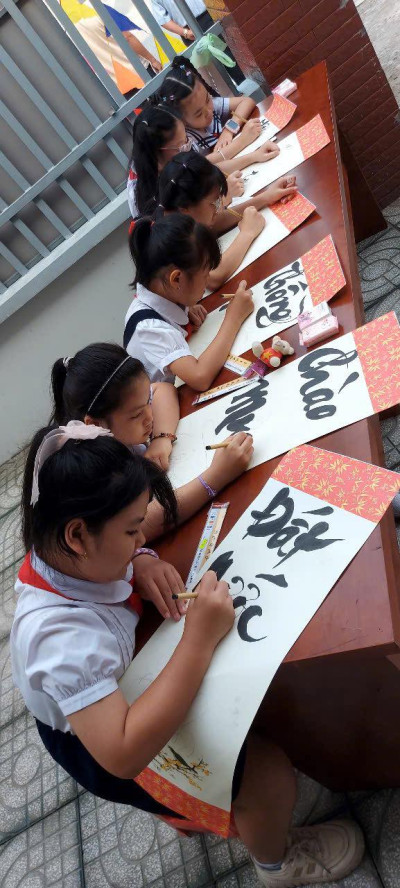 TIỂU HỌC HOÀ PHÚ: RỰC RỠ CỜ HOA CHÀO MỪNG 50 NĂM NGÀY GIẢI PHÓNG MIỀN NAM THỐNG NHẤT ĐẤT NƯỚC (30/4/1975 - 30/4/2025)