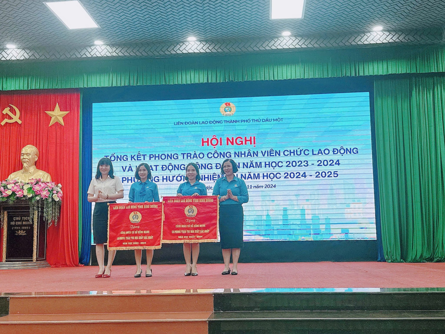 CĐCS TRƯỜNG TIỂU HỌC HOÀ PHÚ VINH DỰ ĐÓN NHẬN CỜ THI ĐUA DO LĐLĐ TỈNH BÌNH DƯƠNG TRAO TẶNG NĂM HỌC 2023 - 2024