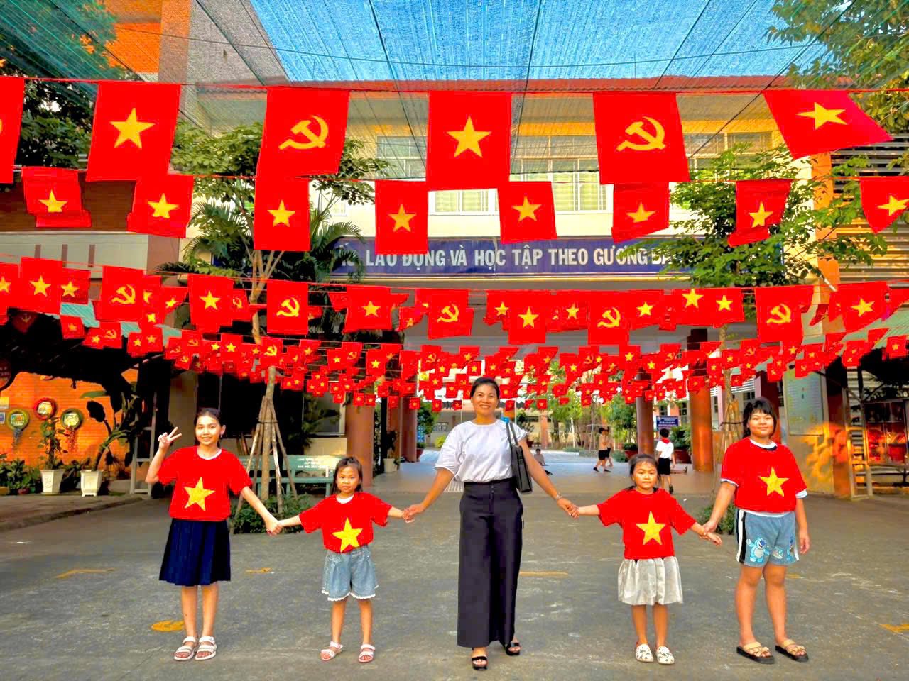 TH HÒA PHÚ_RỰC RỠ CỜ HOA CHÀO MỪNG 50 NĂM NGÀY GIẢI PHÓNG MIỀN NAM THỐNG NHẤT ĐẤT NƯỚC (30/4/1975 - 30/4/2025)