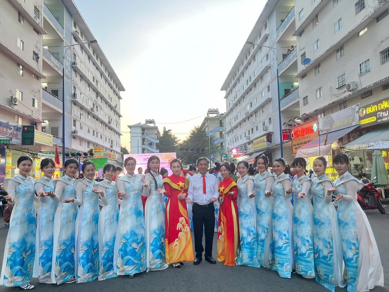 CĐV TRƯỜNG TIỂU HỌC HÒA PHÚ THAM GIA HỘI THI NGHỆ THUẬT QUẦN CHÚNG PHƯỜNG HÒA PHÚ NĂM 2025