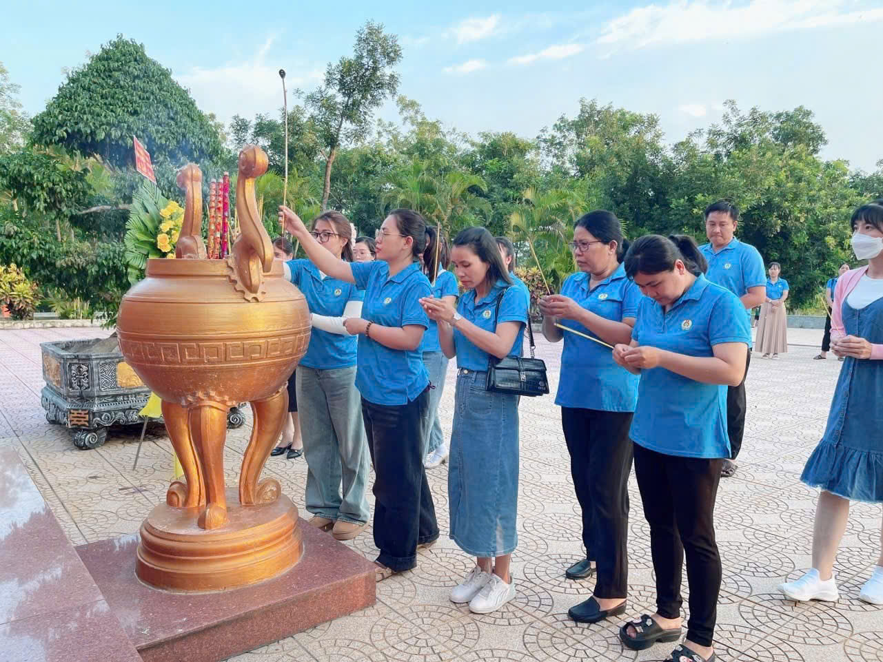 CĐCS TRƯỜNG TIỂU HỌC HÒA PHÚ TỔ CHỨC HOẠT ĐỘNG VỀ NGUỒN HỌC TẬP TẠI ĐỊA CHỈ ĐỎ TƯỢNG ĐÀI CHIẾN THẮNG LA NGÀ